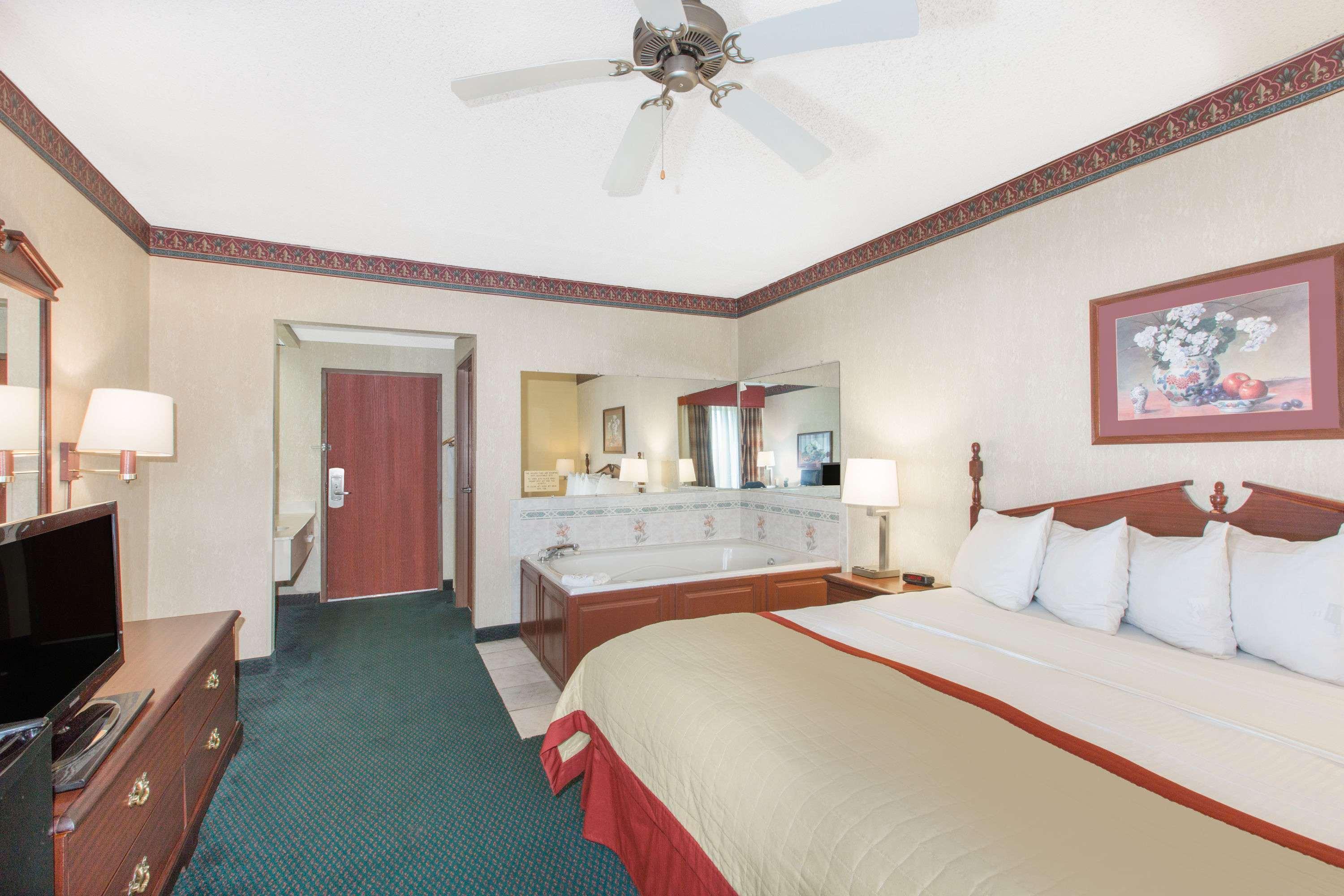 Baymont By Wyndham Jonesboro Hotel Exterior foto